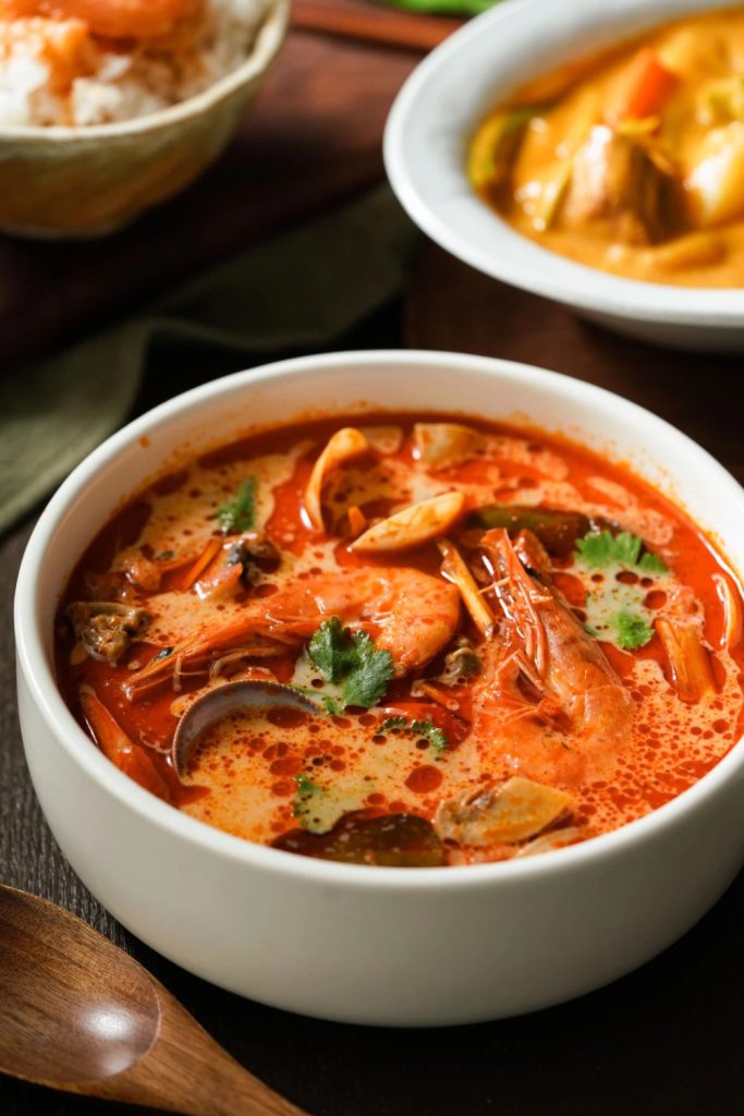 冬阴功汤（Tom Yum Goong）｜酸辣鲜活的泰式灵魂汤品【美食评测】